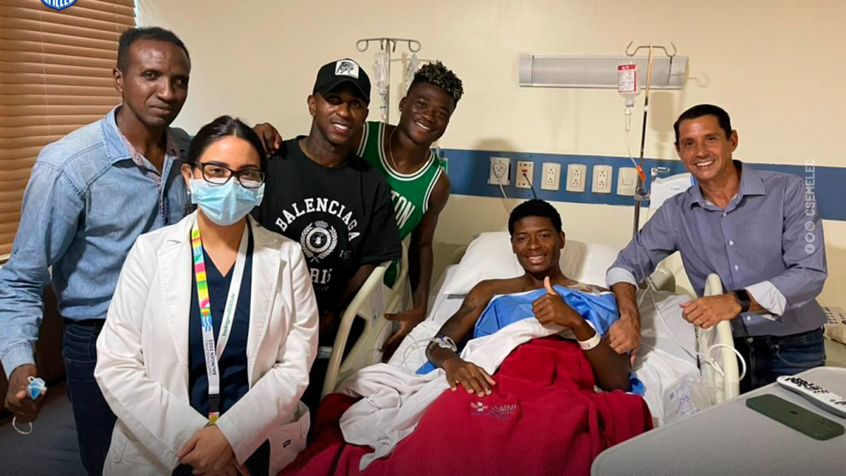 Jackson, rodeado de familiares, dirigentes y jugadores en los días, luego de ser cometido a la cirugía donde se le corrigió la lesión que sufrió.