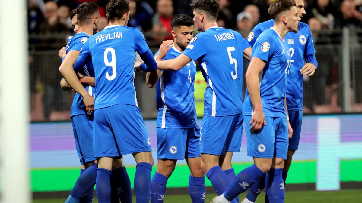 Los jugadores de Bosnia y Herzegovina celebran tras anotar durante la clasificación a la Eurocopa 2024.