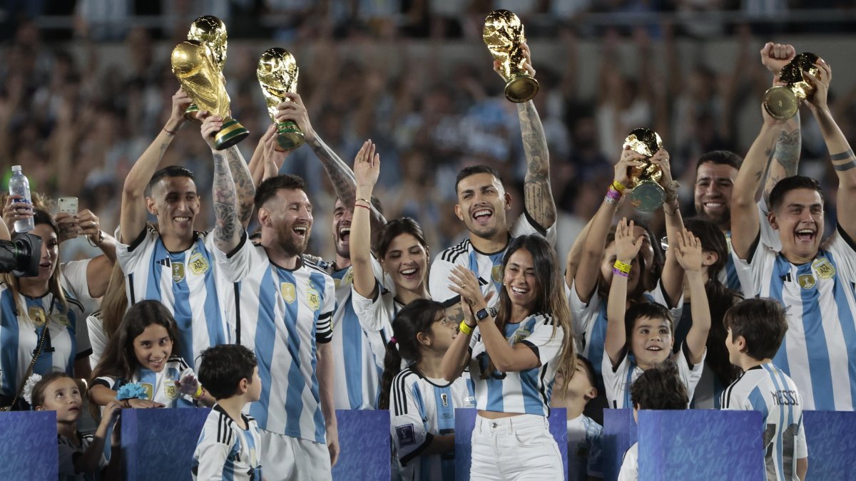 Los jugadores de la selección argentina fueron acompañados por sus esposas e hijos en medio de fuegos artificiales y cánticos.