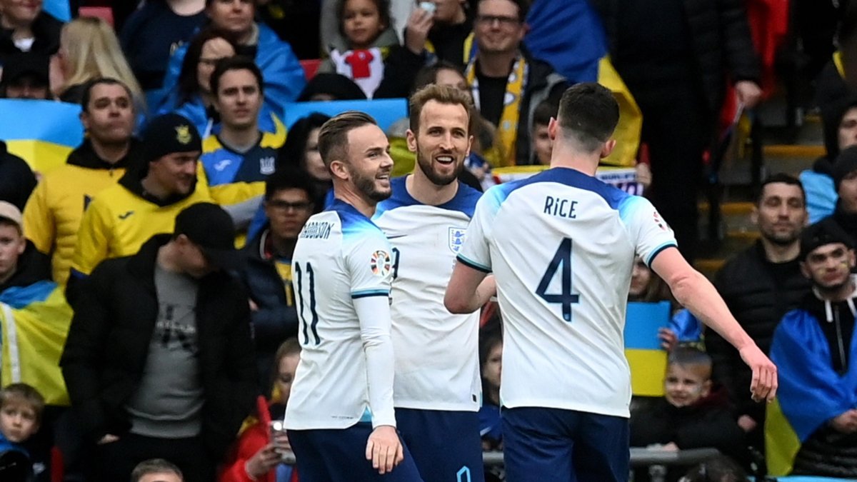 Harry Kane (c) celebra con sus compañeros el 1-0 momentáneo ante Ucrania.