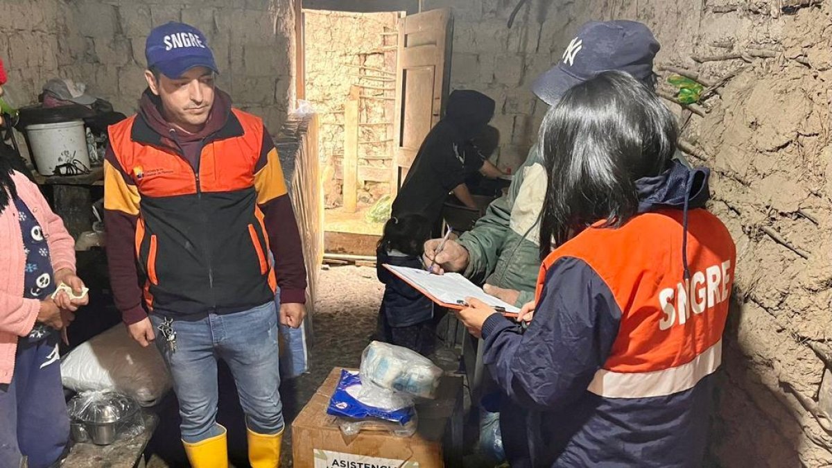 En Azuay, se atendió durante este domingo a cuatro familias afectadas por el sismo en la zona de Cañaribamba.