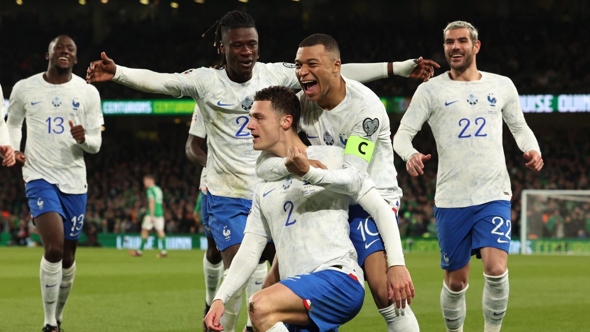 El lateral Benjamin Pavard (c) festeja junto a sus compañeros el tanto de la victoria.
