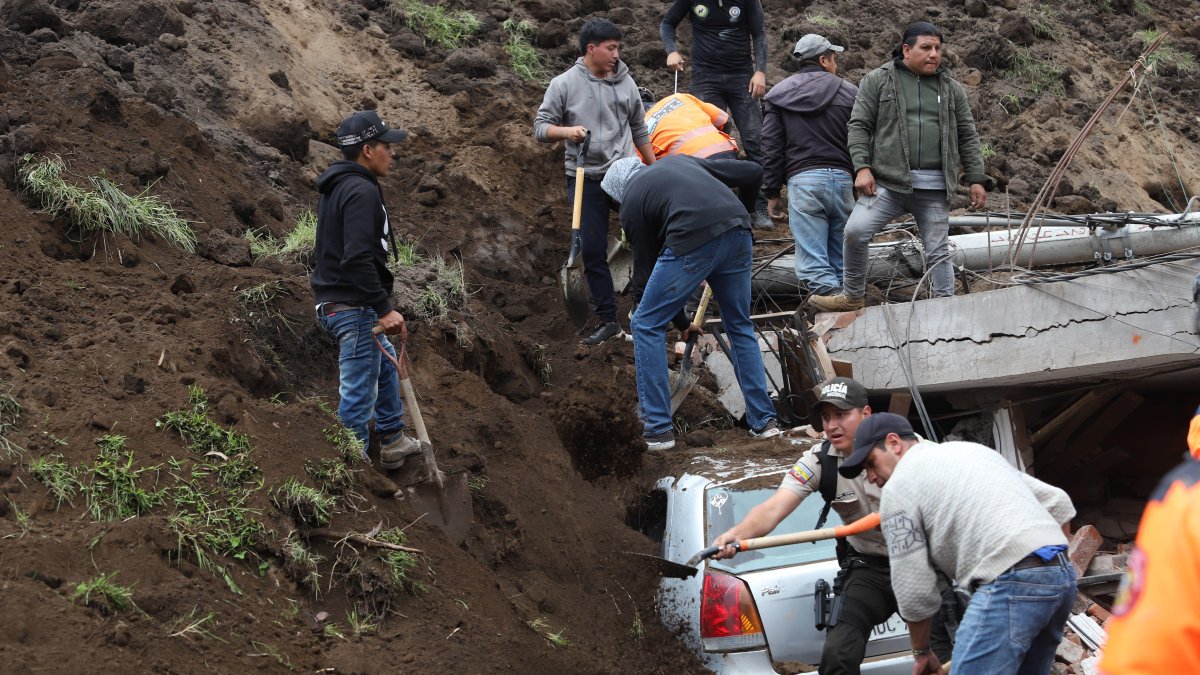 Realidad. Casas enteras y vehículos quedaron sepultados. Las autoridades intentan rescatar a los habitantes.