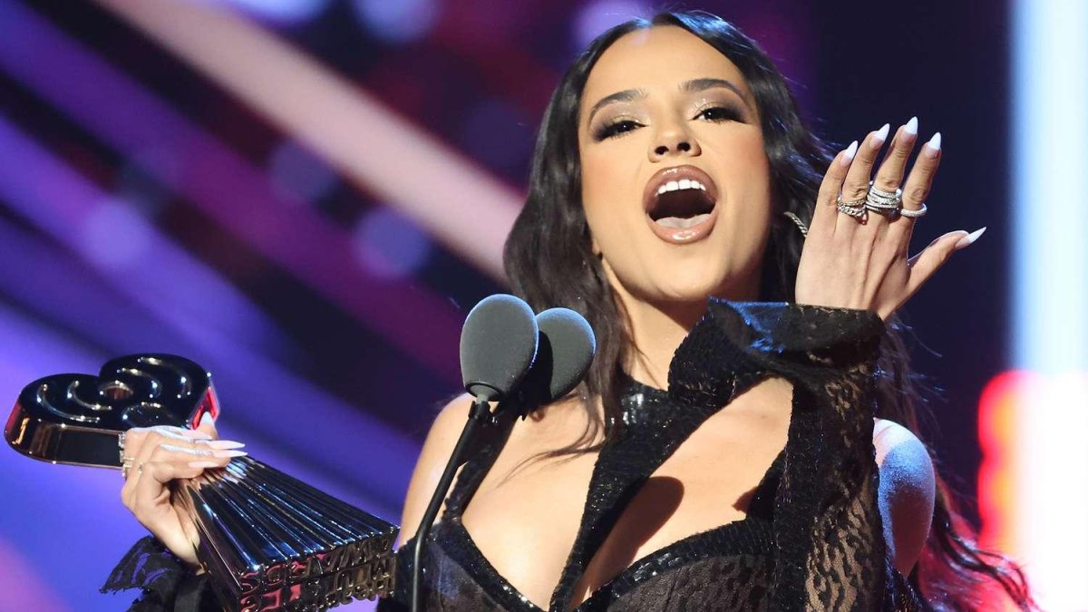 Becky G enseña su mano en la que el anillo de compromiso brilla por su ausencia.