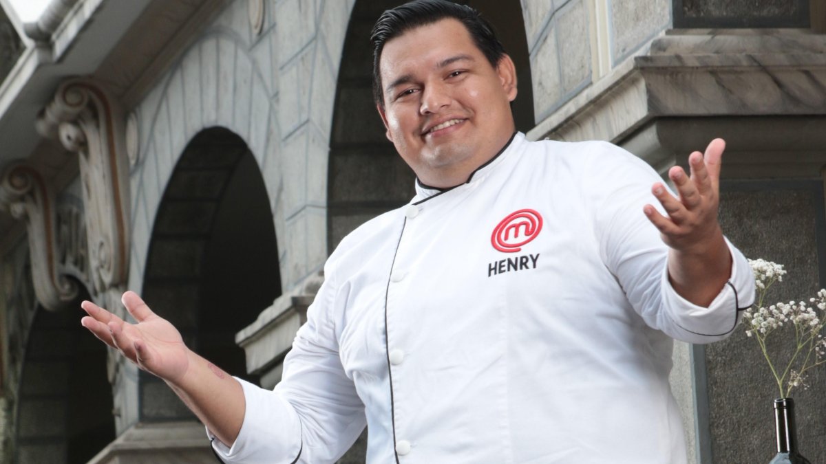 Tiene 29 años, ganó 20.000 dólares y un carro.