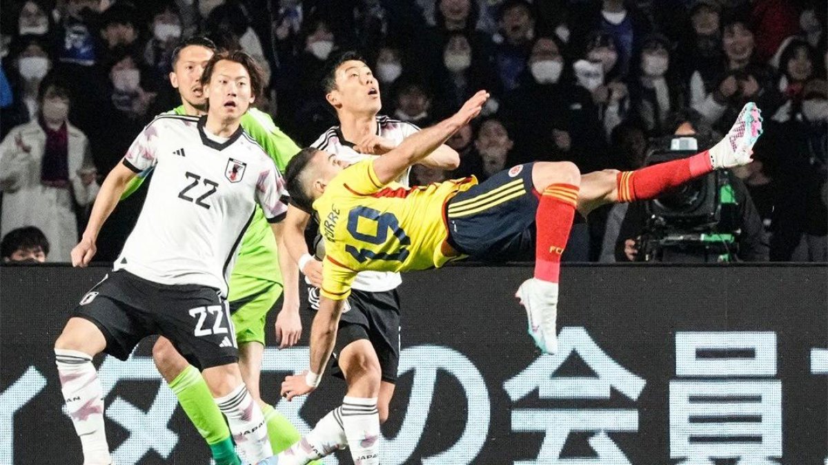 Santos Borré se suspendió y marcó de chilena el tanto de la victoria.