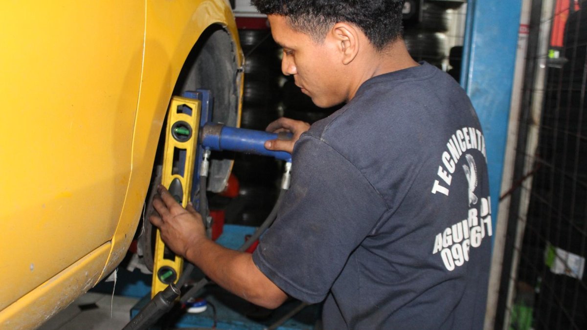 El desgaste irregular de los neumáticos se evita con la corrección de las desviaciones.