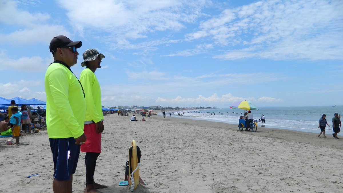 Situación. Apenas 8 salvavidas custodian la vida de los bañistas o actúan frente a emergencias en al menos 14 kilómetros de playa en General Villamil.