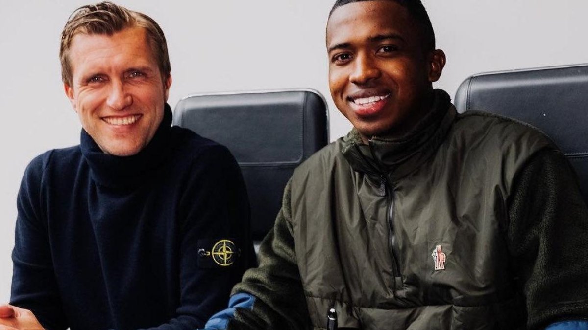 William Pacho durante la firma de contrato con el Eintracht Frankfurt.