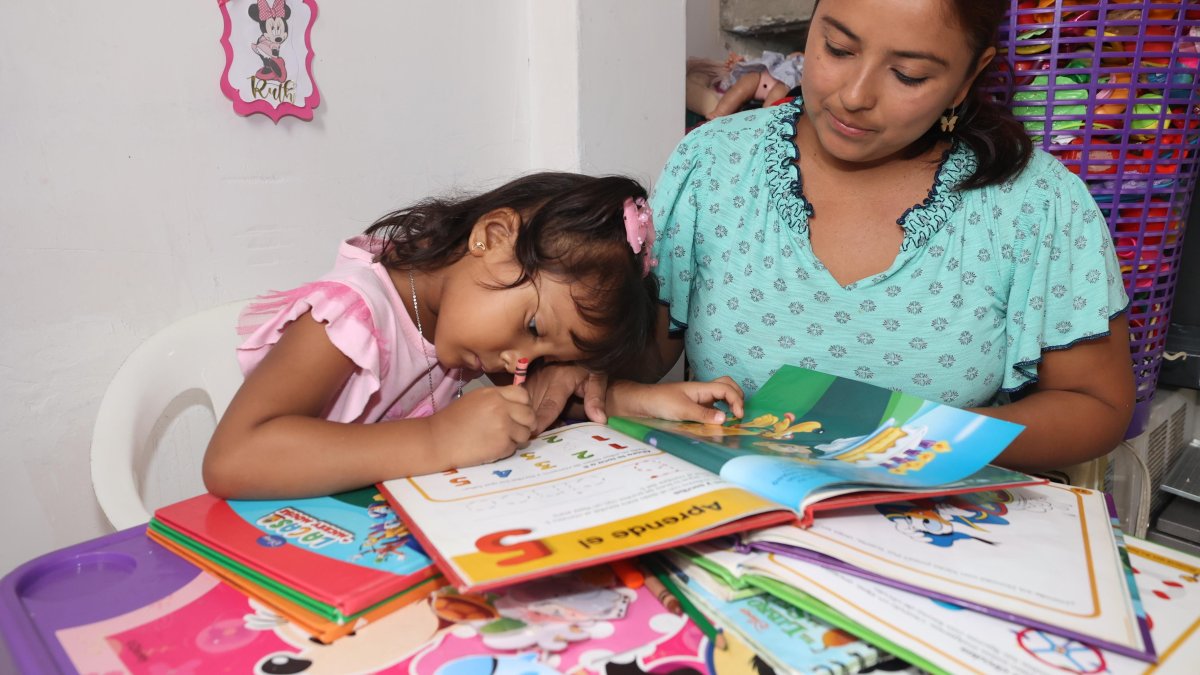 Gina Yépez enseña a su hija Hanna Viteri a desarrollar sus destrezas, desde casa.