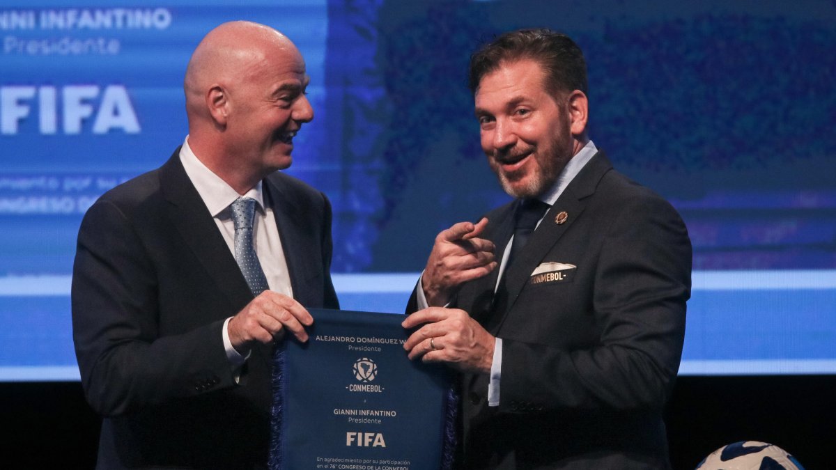El presidente de la FIFA, Gianni Infantino (i) junto al presidente de la Conmebol, Alejandro Domínguez durante el Congreso Ordinario.