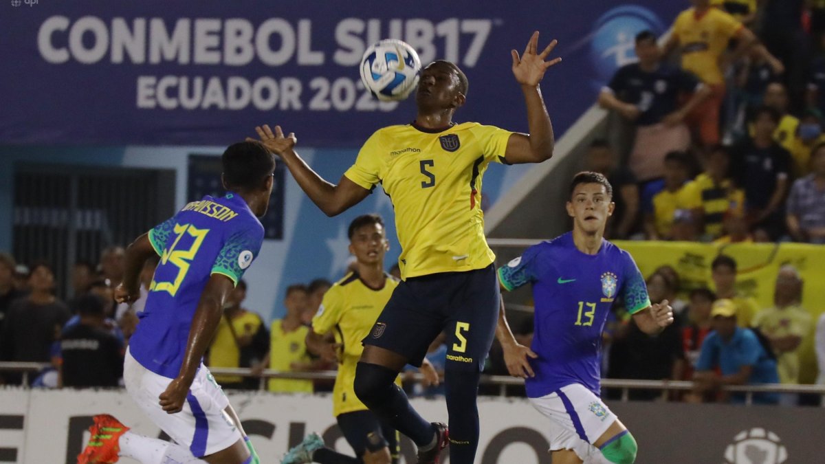 El volante defensivo Jacobo Reyes (5) ingresó al cambio en el empate 2-2 de la selección de Ecuador ante Brasil y marcó una anotación con un fuerte remate desde el borde del área rival.