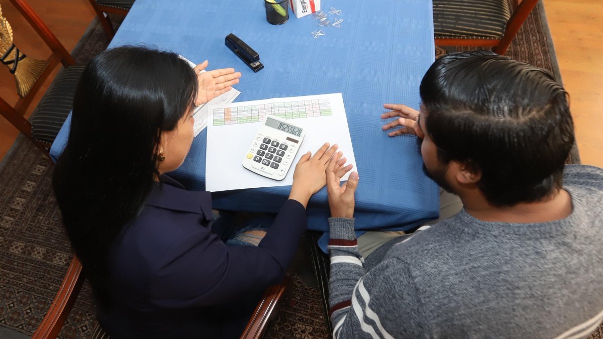 Es importante que las parejas hablen con frecuencia sobre la economía de su hogar.