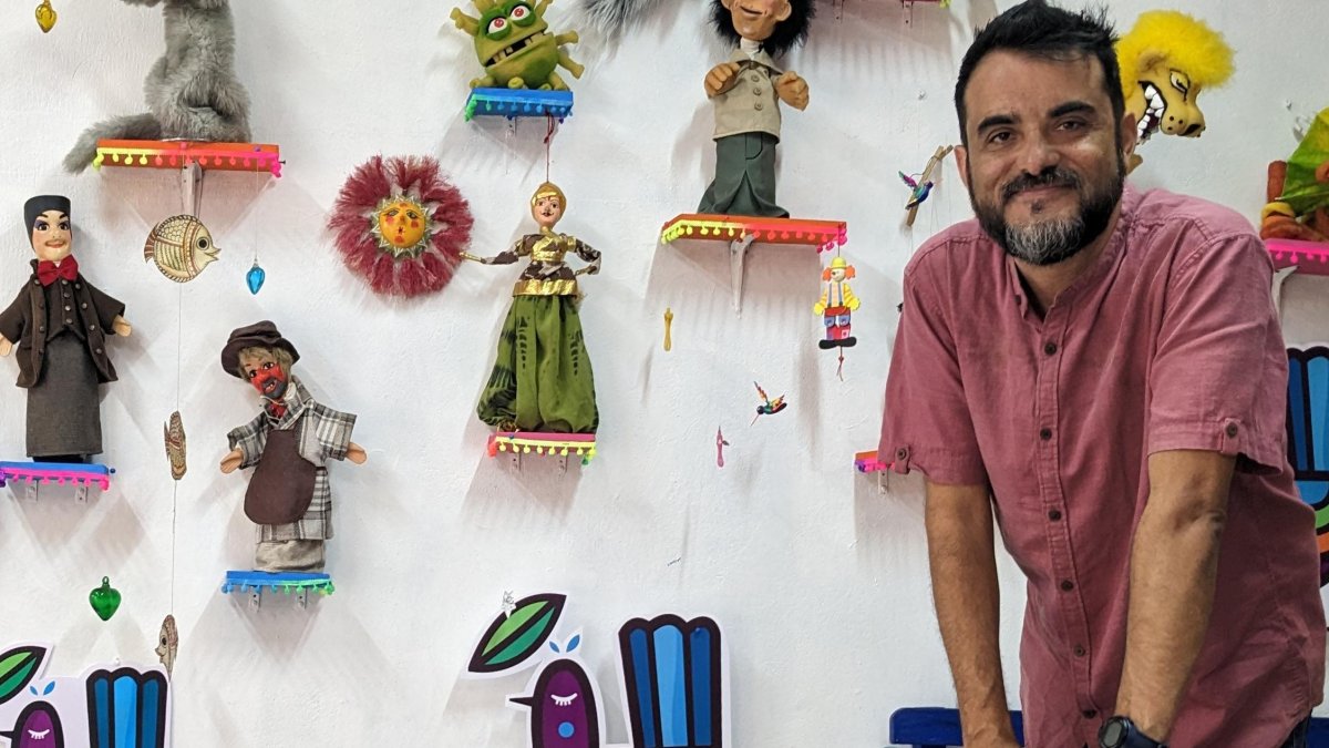 El artista mexicano Lorenzo Portillo Armendáriz posa hoy en el Teatro El Rincón de Los Títeres en el municipio de Xalapa, México.