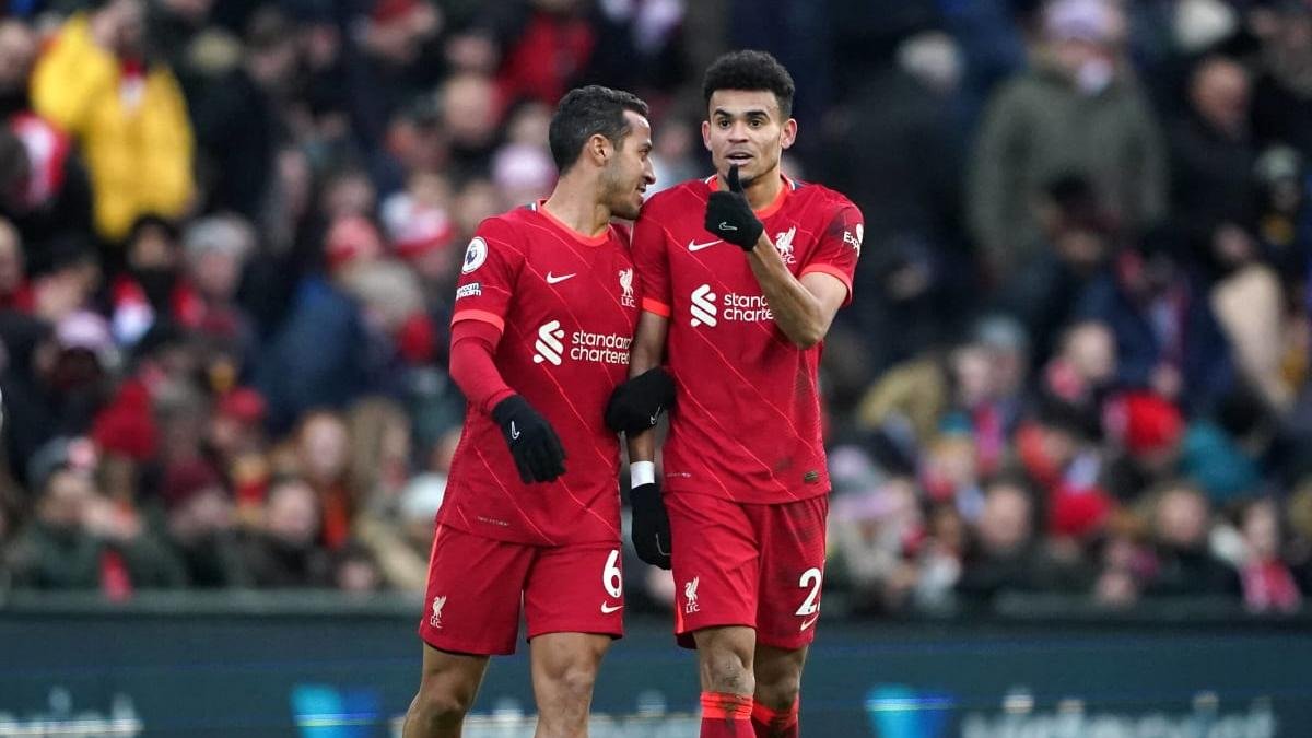 Thiago Alcántara (i) y Luiz Díaz (d) atraviesan su última fase de recuperación tras sus lesiones de cadera y rodilla, respectivamente.