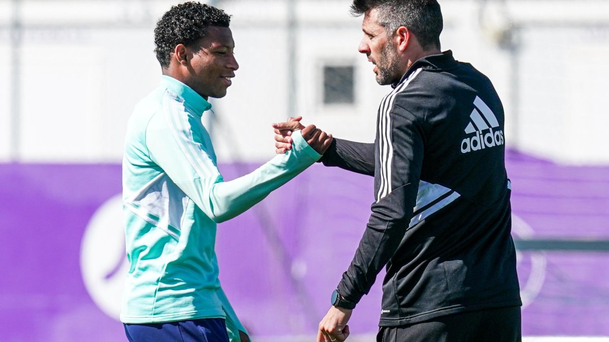 Gonzalo Plata (i) en saludo con su nuevo estratega Paulo Pezzolano.