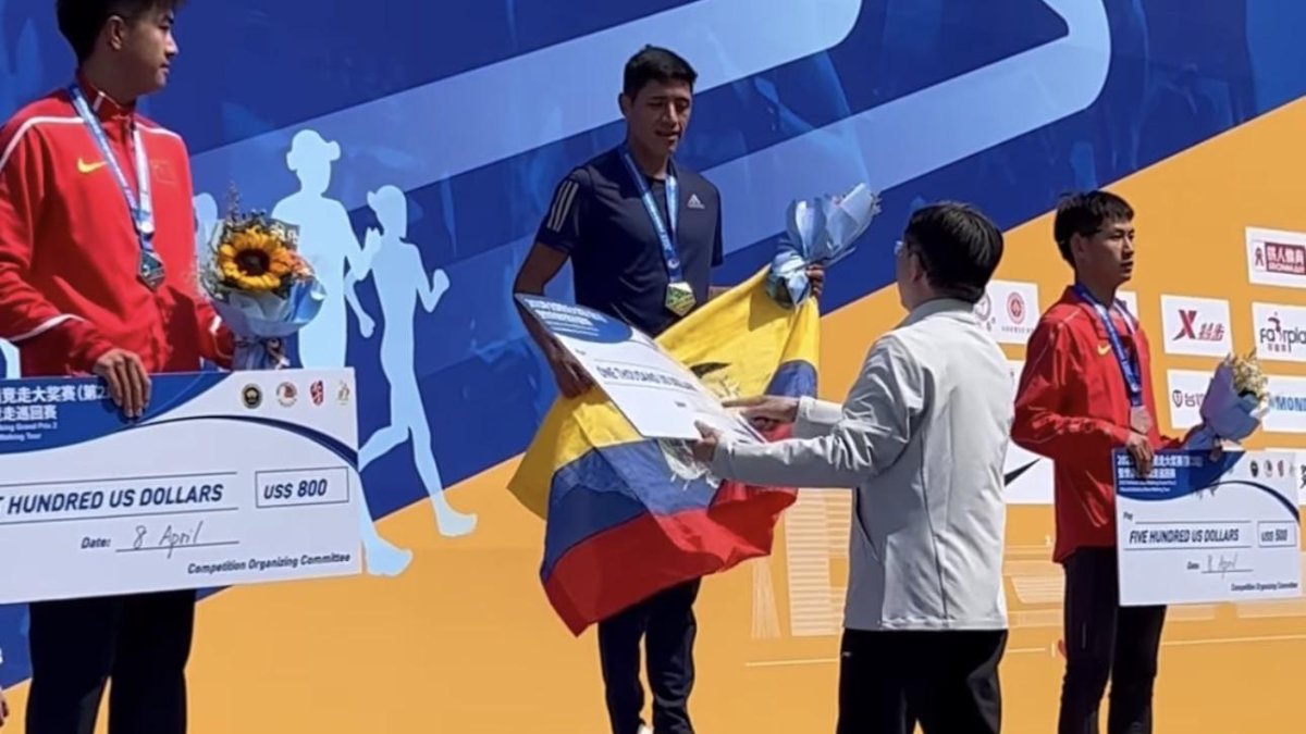 Hurtado (c) recibe la medalla de oro y un cheque de 1000 dólares, que se hizo acreedor tras ganar el Chinese Race Walking Tour de Taicang.
