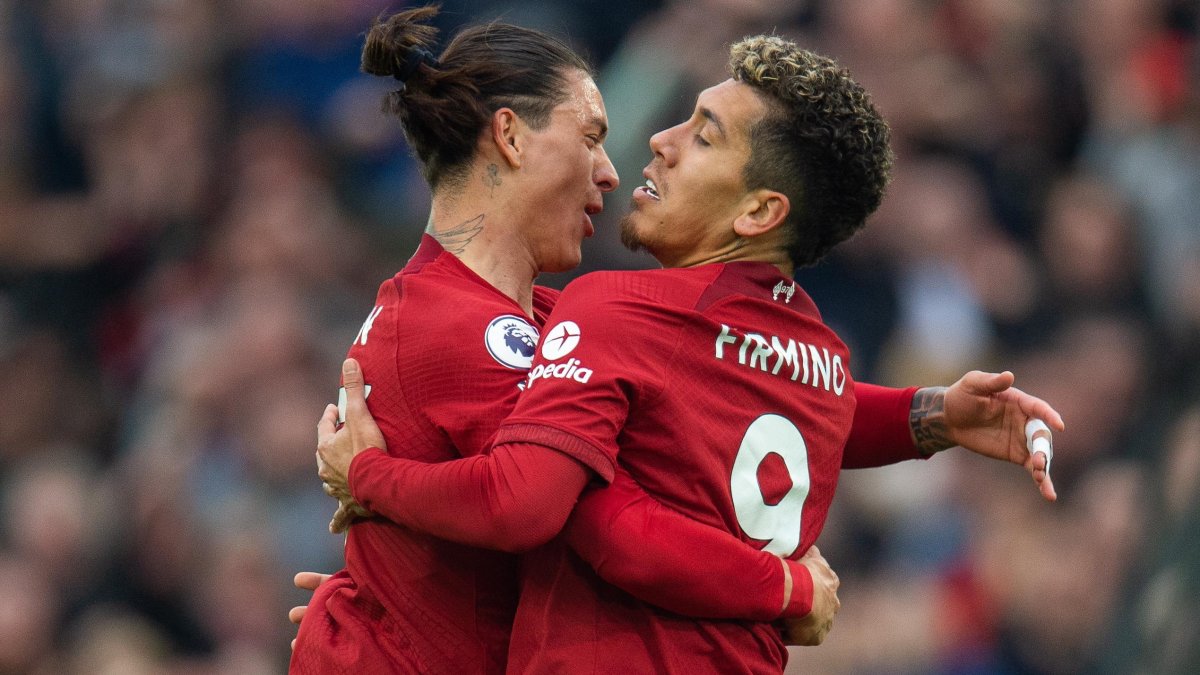 Roberto Firmino (d) festeja con su compañero Darwin Núñez, tras anotar el 2-2.