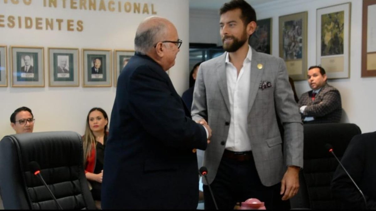 El estrechón de manos más esperado entre Jorge Delgado, presidente del Comité Olímpico Ecuatoriano (i) y Sebastián Palacios, ministro del deporte.