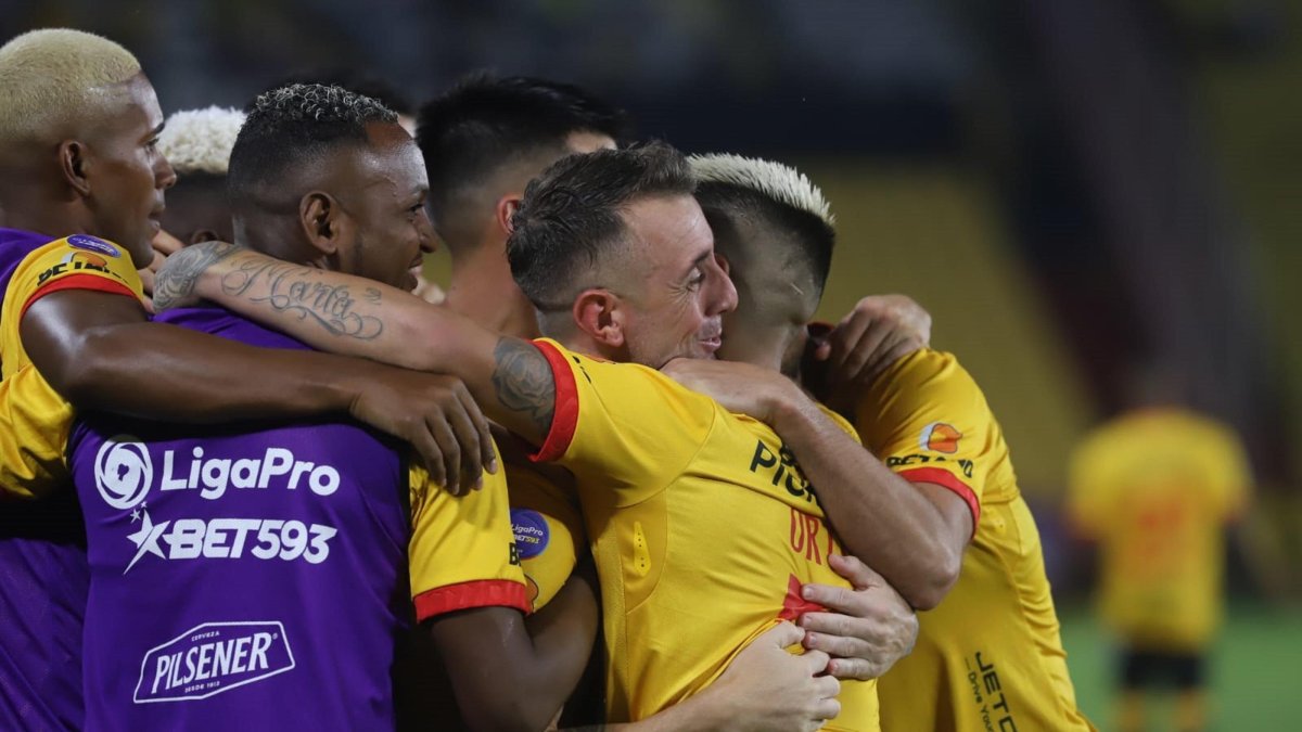 Damián Díaz fue abrazado por la mayoría de la plantilla luego de los tres goles anotados.