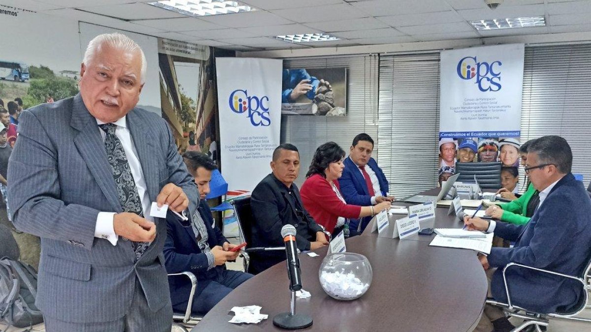 El titular de la mesa, Pedro Bhrunis (i), en el sorteo de expedientes.