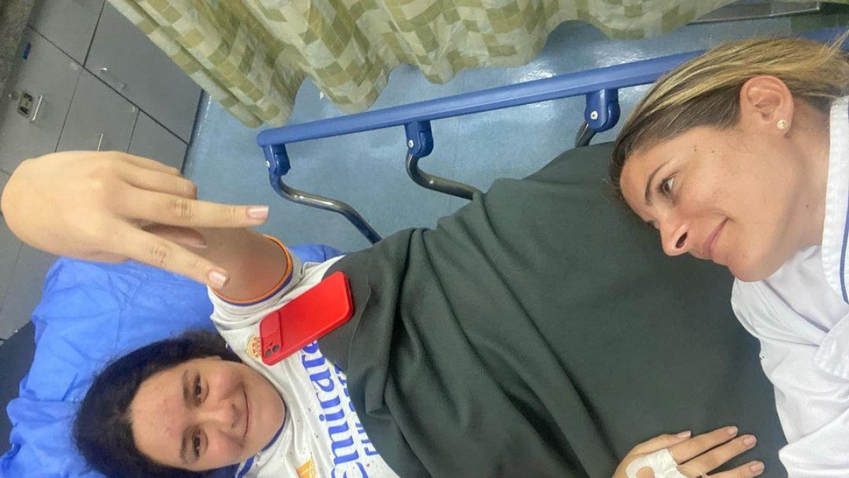 Poly junto a su madre.