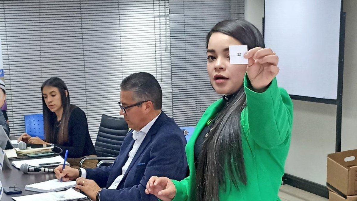 La comisión sorteó los 182 expedientes de los aspirantes.