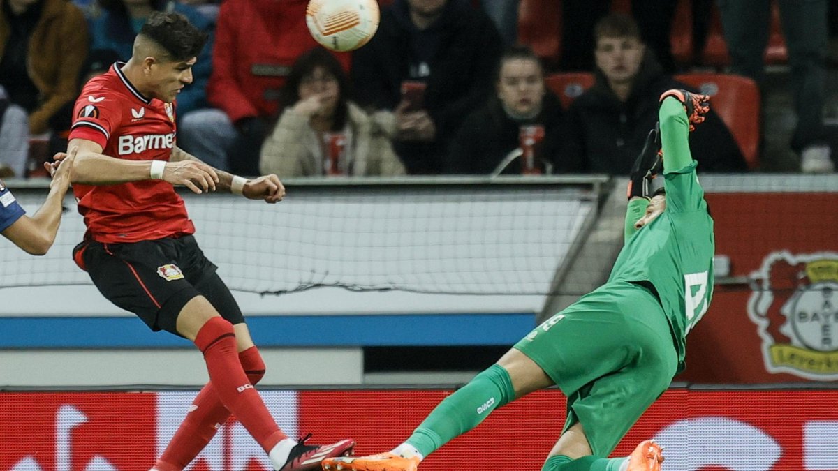 Hincapié (i) tuvo una clara ocasión de gol, sin embargo, el testarazo se marchó fuera la portería que protegía Anthony Moris (d).