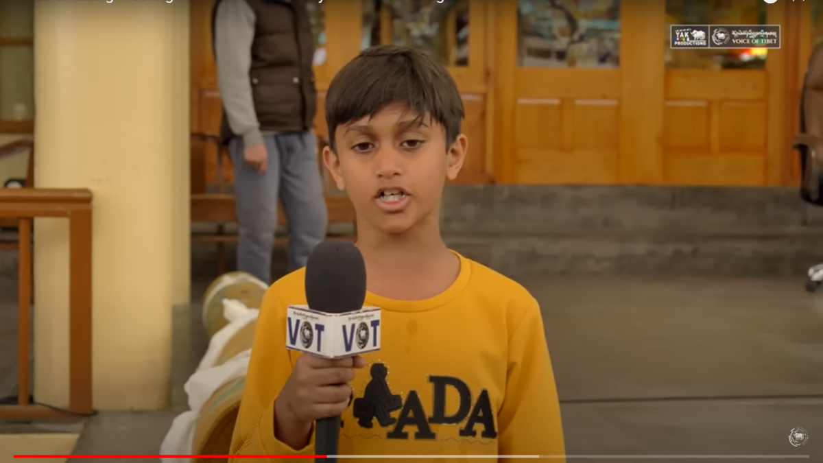 El menor involucrado siendo entrevistado por la cadena The Voice Of Tibet.