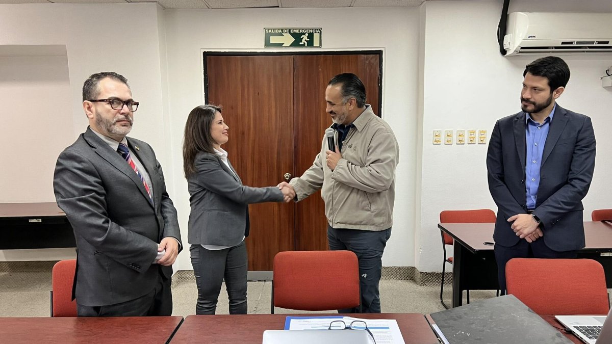 El ministro de Transporte, Darío Herrera (d), dio la bienvenida a Mendieta.