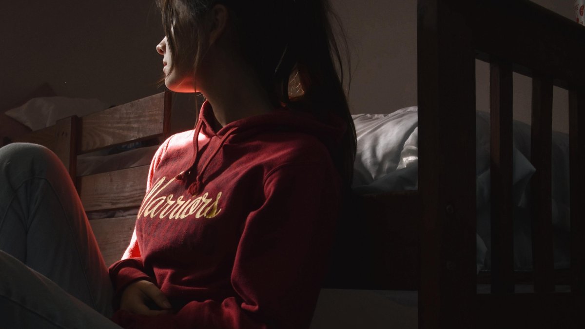 Hecho. Son más los jóvenes que los adultos quienes padecen de soledad no deseada en España.