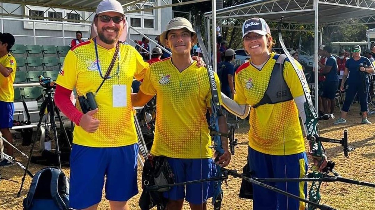 Léster Ortegón (i) y Adriana Espinoza de los Monteros durante el torneo en República Dominicana.