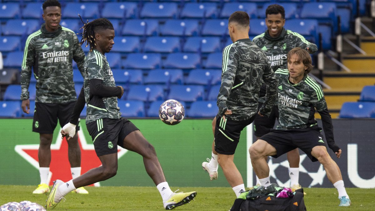 La plantilla de Real Madrid durante su sesión de entrenamiento de este lunes 17 de abril previo al choque frente al Chelsea.