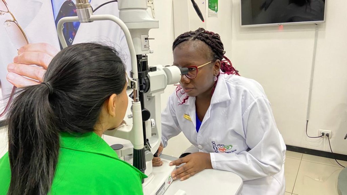 Aproximadamente, entre 200 y 250 personas visitan una óptica cada mes en Guayaquil.