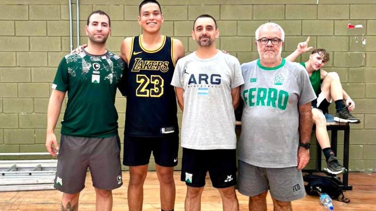 Juan Fernando Toledo (segundo desde la izquierda) junto a parte del cuerpo técnico de su nuevo equipo, Ferrocarril Oeste de Argentina.