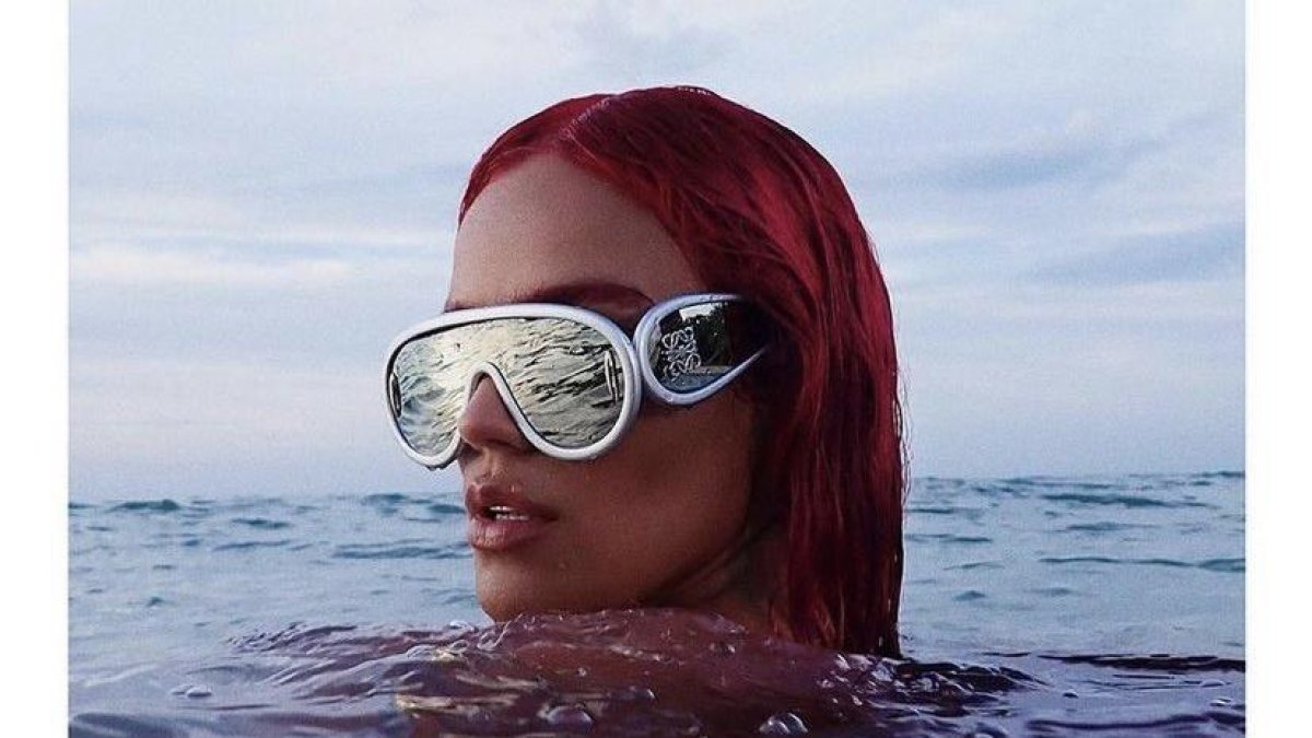 Karol G para la campaña 'Paulas Ibiza' de Loewe