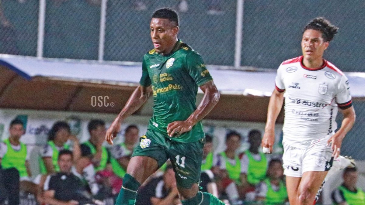 Cristhian Solano afirma que puede jugar por todo el frente de ataque.