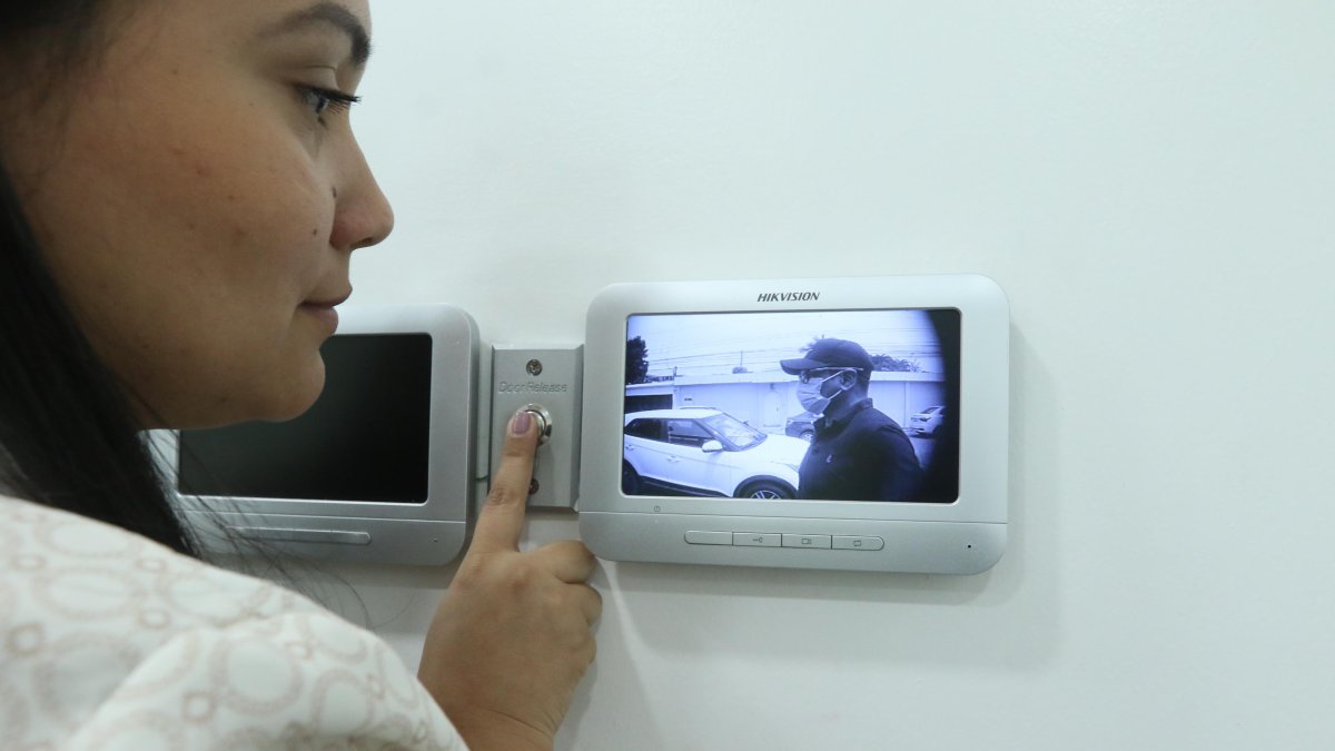 Ojo mágico. En el cerramiento de las casas se pone una minicámara que casi no se ve. Así la persona ve quien ingresa, pero ahora ponen doble seguridad de acceso, en la segunda puerta hay otra cámara.