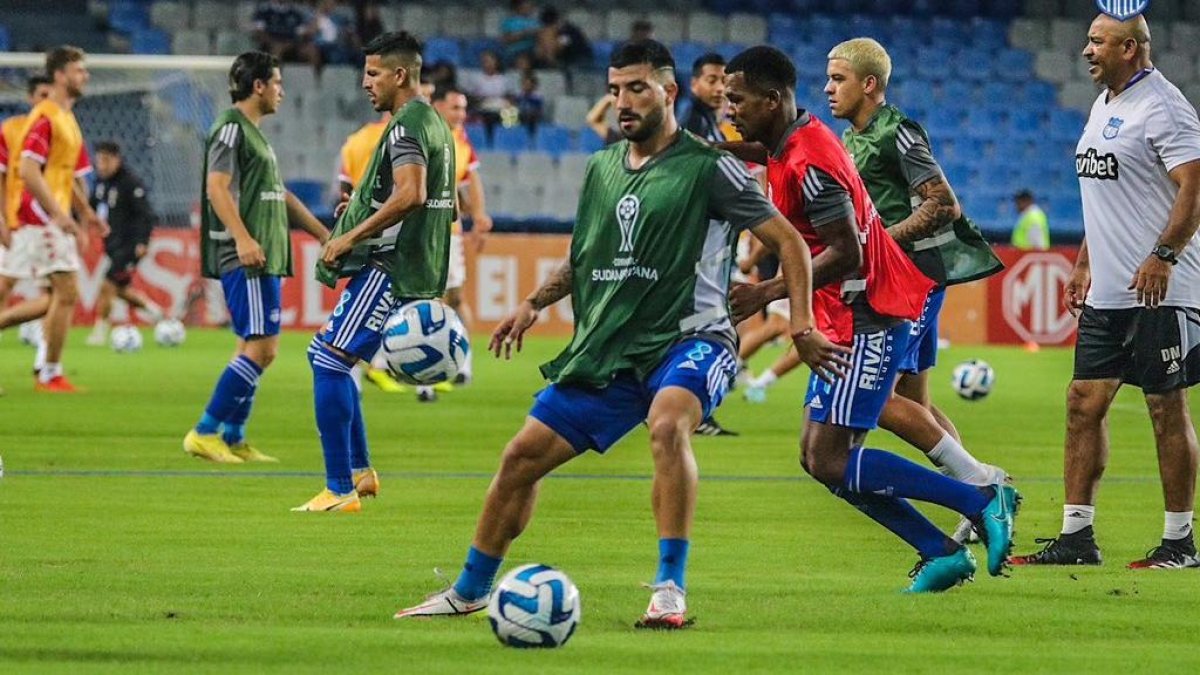 El uruguayo José Alberti, volante azul, arrancaría como titular.