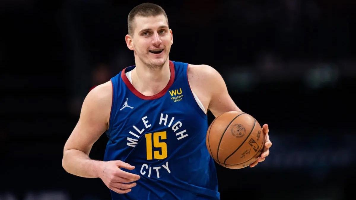 Jokic lideró victoria de los Nuggets 120-111 sobre los Timberwolves.