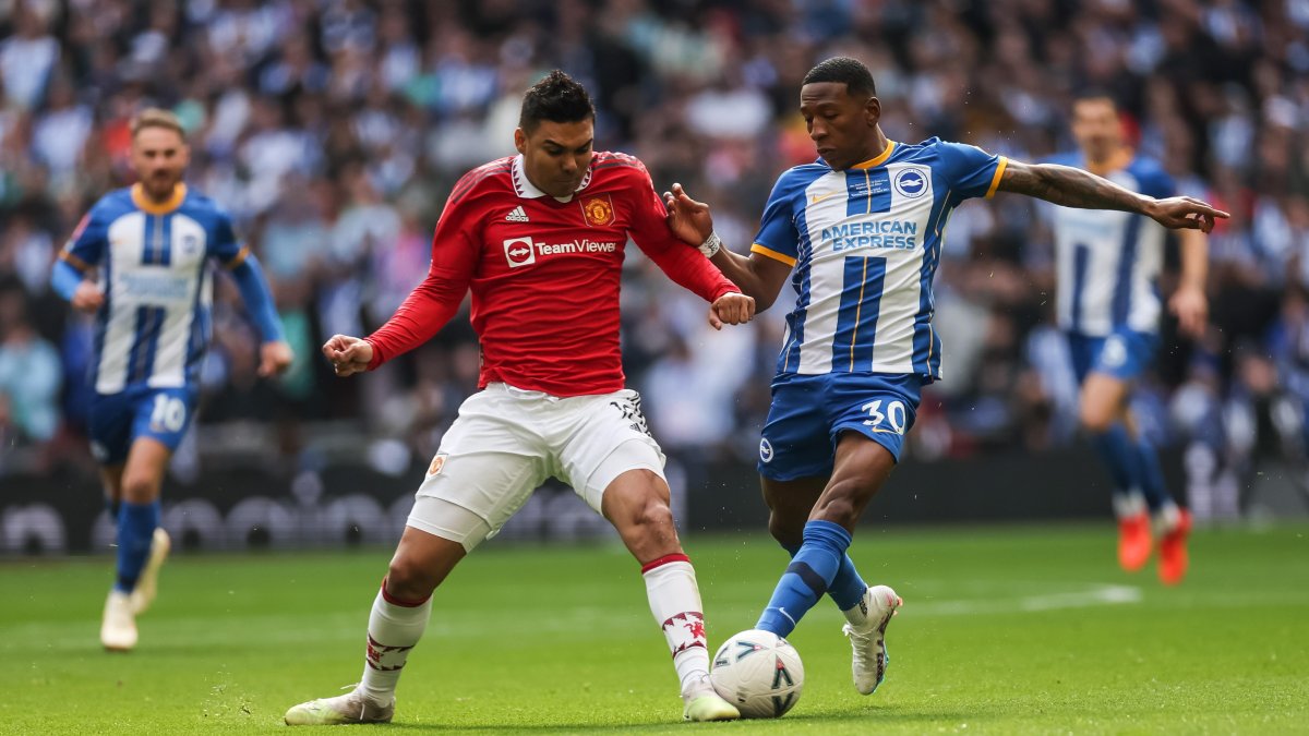 Casemiro, Manchester United (i) y Pervis Estupinan, del Brighton (d) en disputa de balón.
