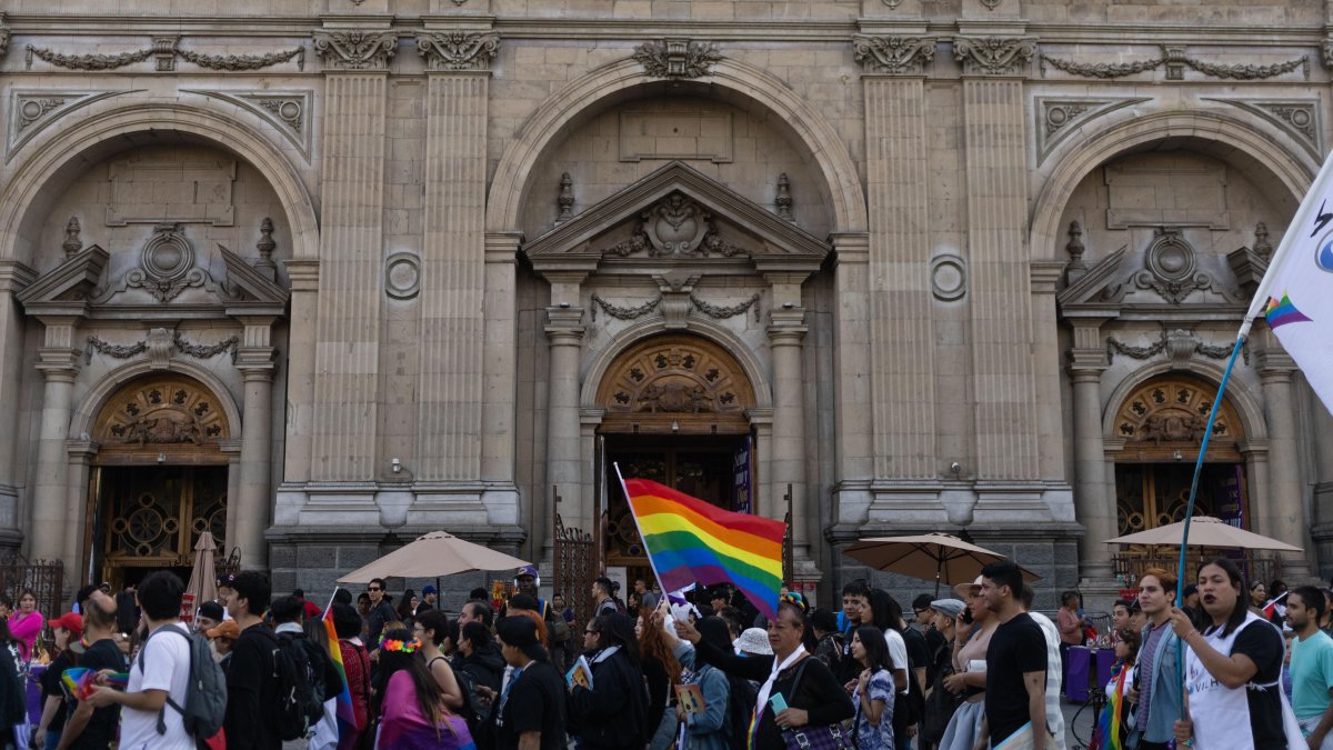 Personas participan en una manifestación, durante la conmemoración de los 50 años desde la primera movilización por los derechos LGBTIQ+.