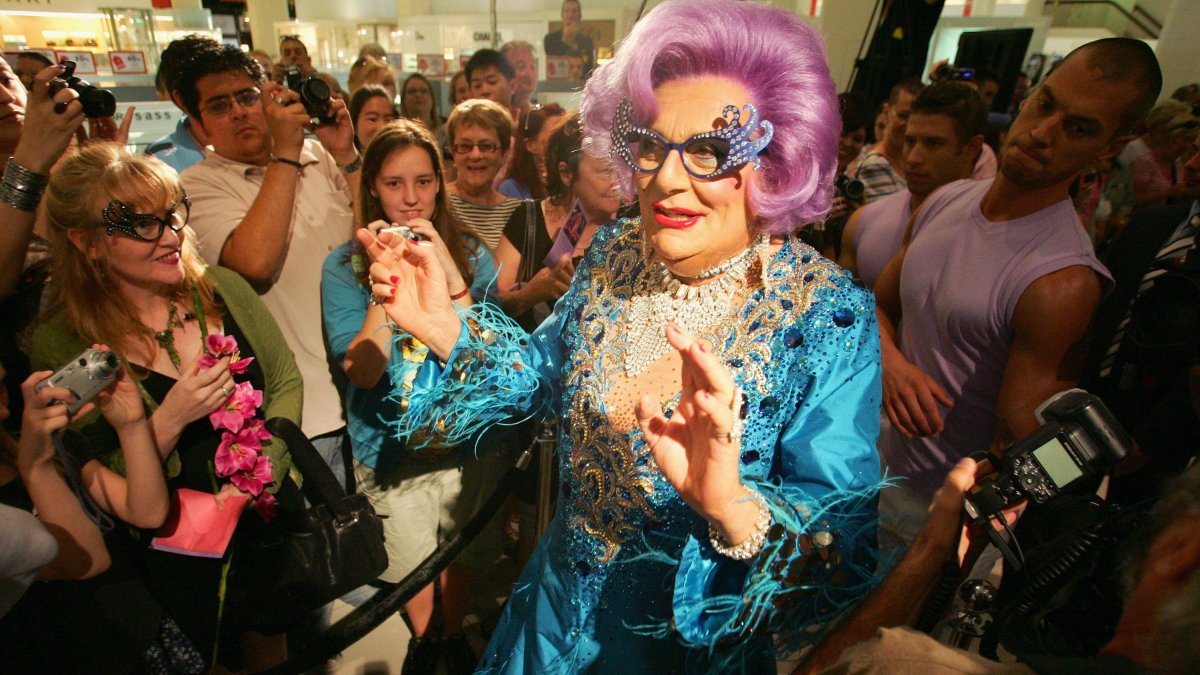El cómico australiano personificando a Dame Edna, su alterego