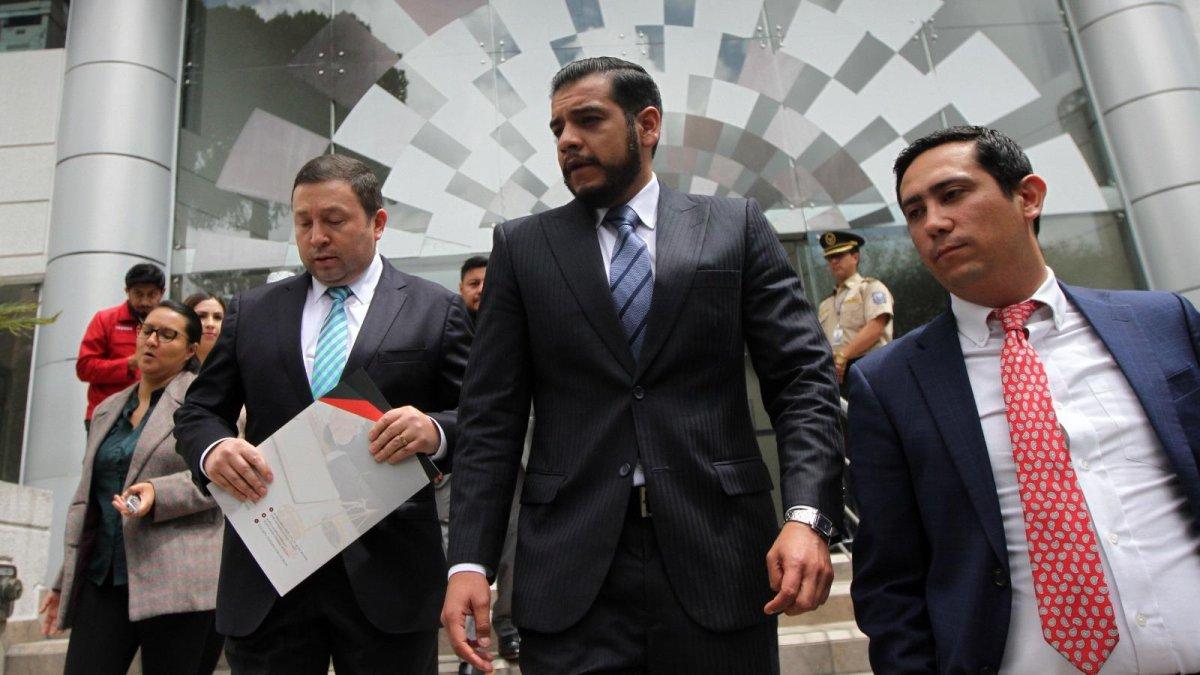 Abogados Raza,Jerves y Angulo saliendo de la diligencia en la Corte Constitucional.