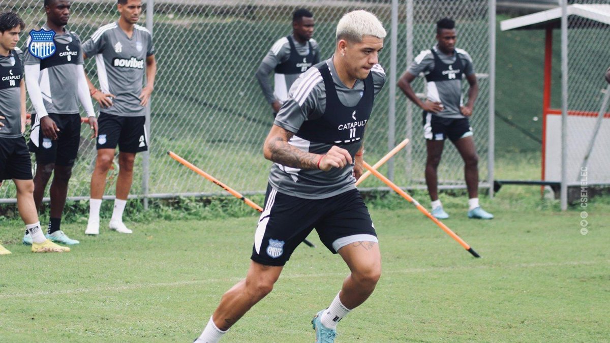 El uruguayo Diego García, volante eléctrico, durante la sesión de entrenamiento de su equipo la mañana del miércoles 26 de abril.