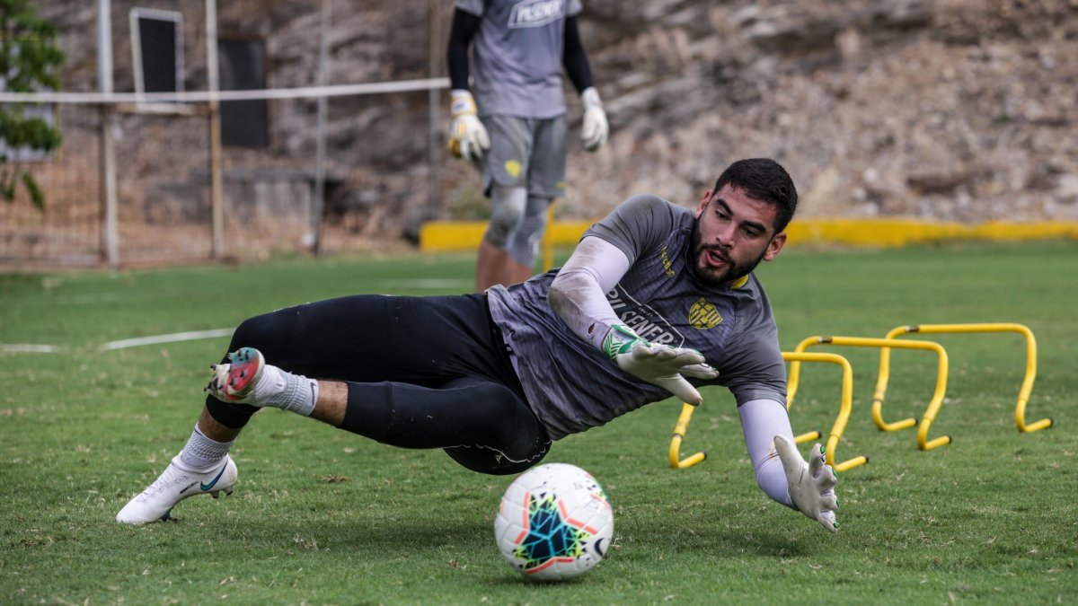 Víctor Mendoza viene tapando desde el partido pasado ante Deportivo Cuenca, tras lesionarse Burrai. Este sábado repetirá con Tec. Universitario.