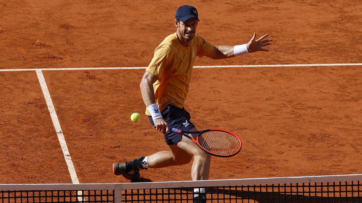 El tenista británico Andy Murray devuelve la bola al italiano Andrea Vavassori durante su encuentro de la ronda de 128 del Mutua Madrid Open.