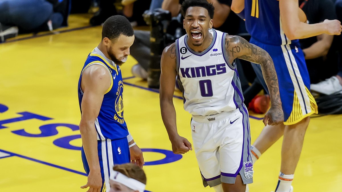 Malik Monk (d) fue la figura de los Kings con 28 puntos conseguidos. Curry (i) no ocultó la pena.