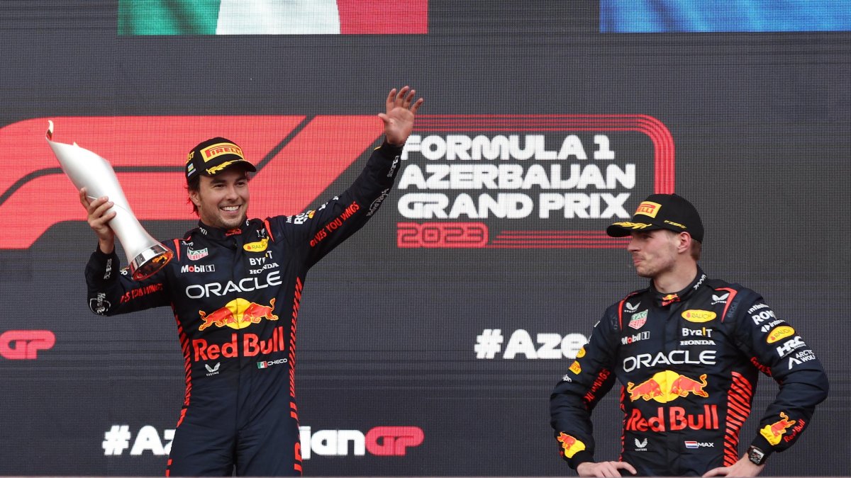 Sergio Pérez (i) celebra en el podio de Baku ante la atenta mirada de Max Verstappen, quien fue segundo.