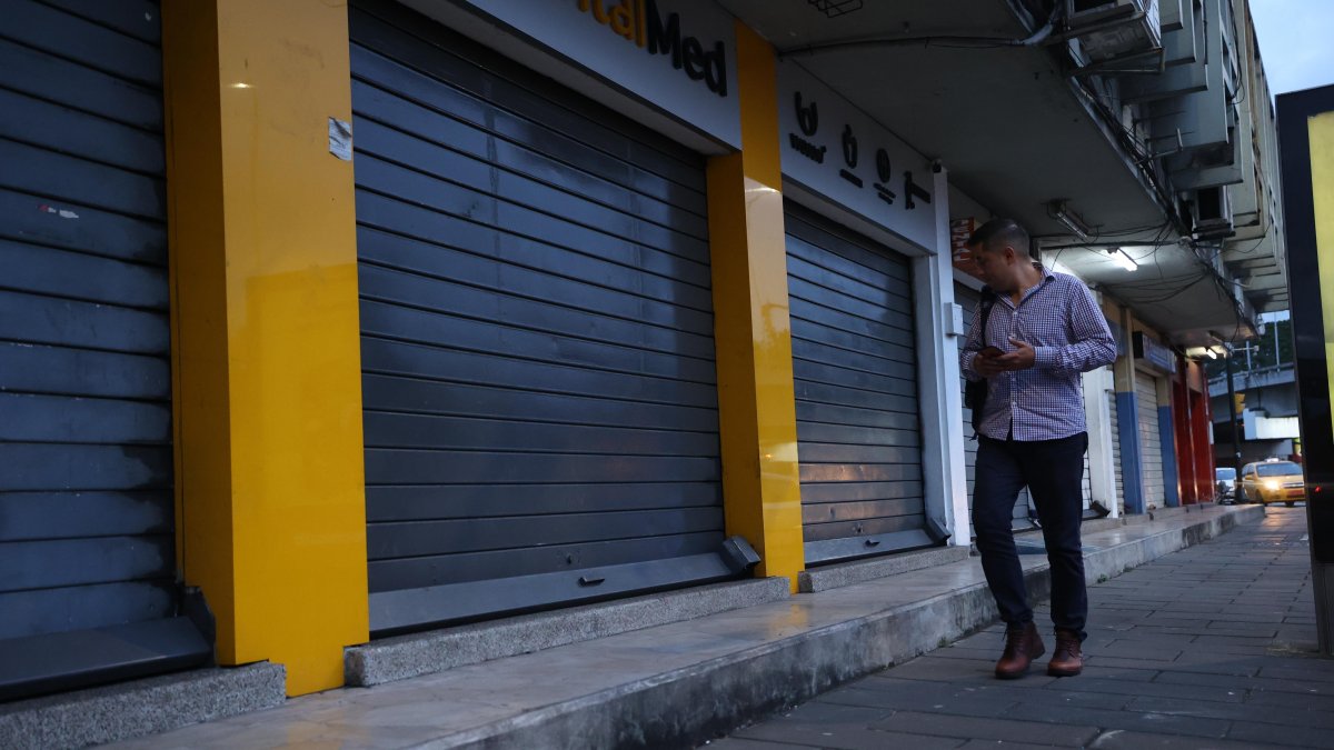 Cierre. Todos los negocios ubicados entre las avenidas Kennedy y del Periodista cierran antes de las 18:00. Antes, era común que tengan sus puertas abiertas hasta las 21:00 o más.
